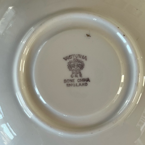 Vintage teacup. Beautiful rose patterned bone china. By Victoria. - Picture 5 of 7